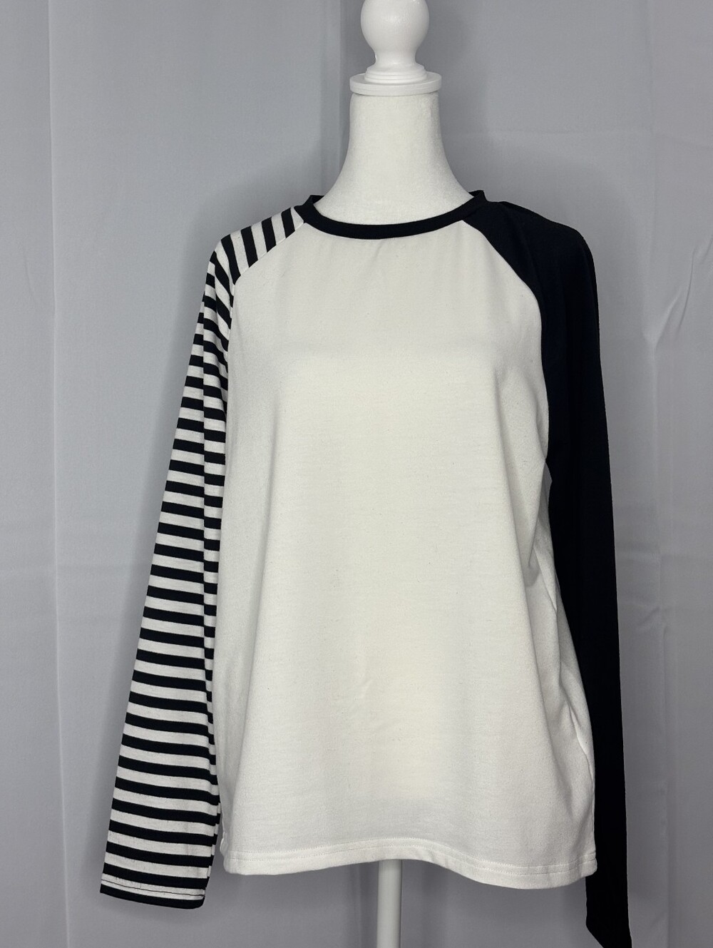 Exclusive Women’s M Black White Colorblock Striped Long Sleeve Raglan Top